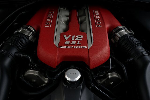 2. 自然吸気V12の極致──エンジンは「心臓を撃ち抜く音」