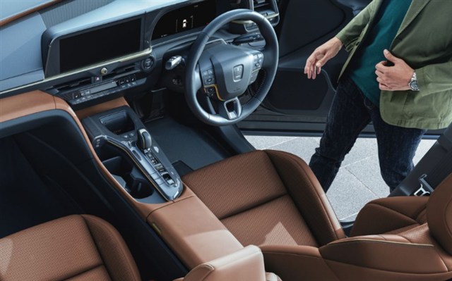 https://toyota.jp/crownsport/