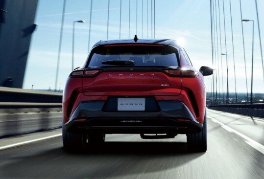 https://toyota.jp/crownsport/