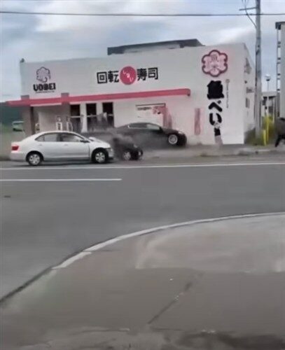 北見市・魚べい寿司店に2代目レクサスGSがバックで突入！高齢ドライバーの末路