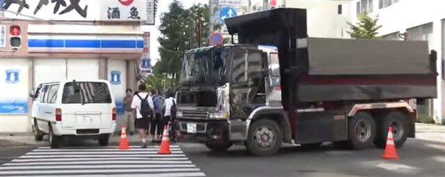 【札幌・中央区】ダンプカーとワゴン車が衝突　歩行者が巻き込まれる事故の詳細